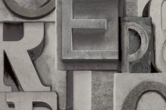 WL2302 cikkszámú tapéta,  Grandeco Wanderlust tapéta katalógusából 3d hatású,feliratos-számos,szürke,súrolható,vlies tapéta